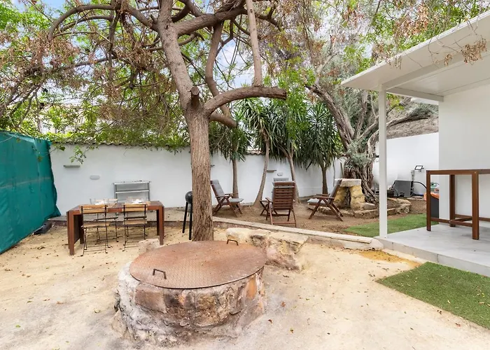 To Hani - Large Traditional House בית נופש *