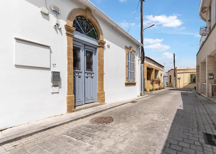 To Hani - Large Traditional House