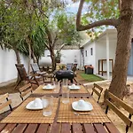To Hani - Large Traditional House